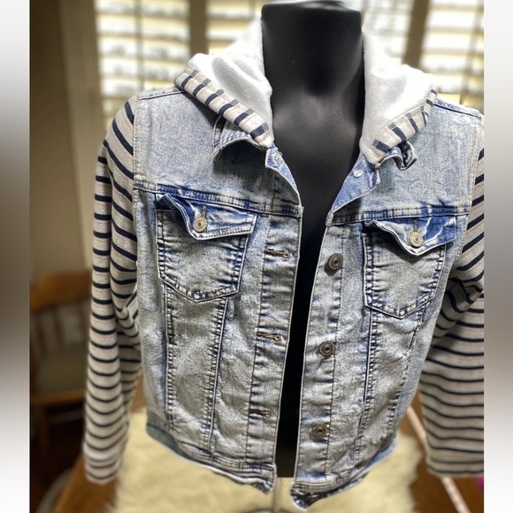 Women’s Wallflower Authentic Denim Jacket - Picture 6 of 7